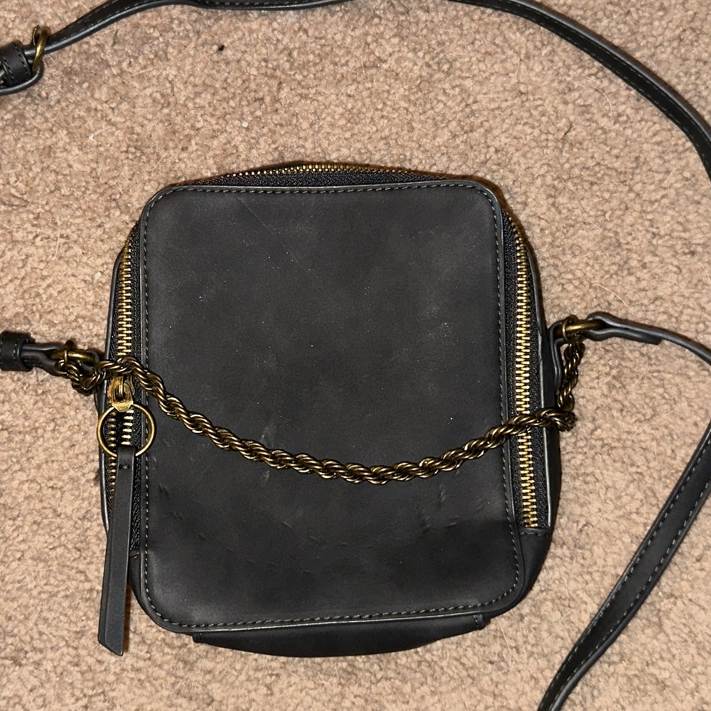 Universal Thread Crossbody mini